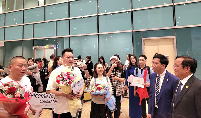 Đại diện lãnh đạo Sở Du lịch Khánh Hòa và Hiệp hội Du lịch Nha Trang Khánh Hòa tặng hoa chúc mừng đoàn Famtrip